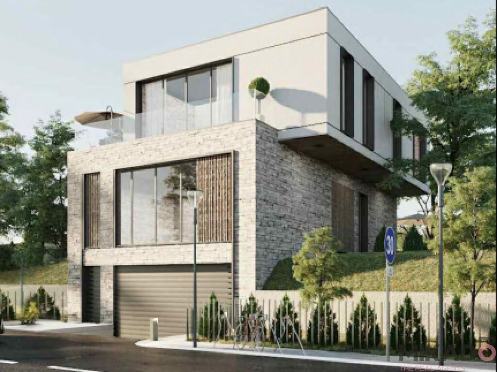 Villa for sale near rolling hills lake!