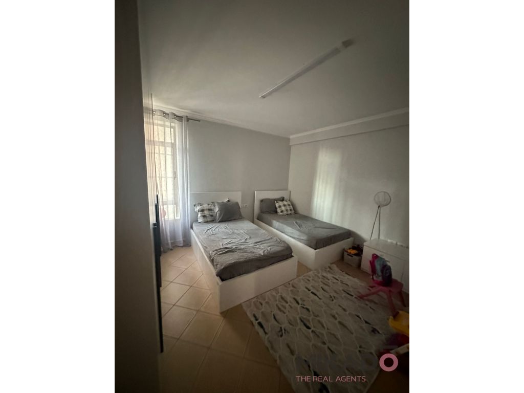 Shitet apartament 2+1 prane komunes se parisit!