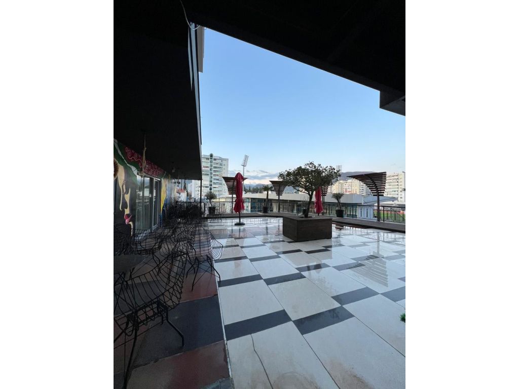 Ambiente comercial en alquiler en Elbasan!