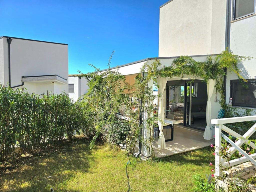 Vile per shitje ne dhermi, tek white rocks residences