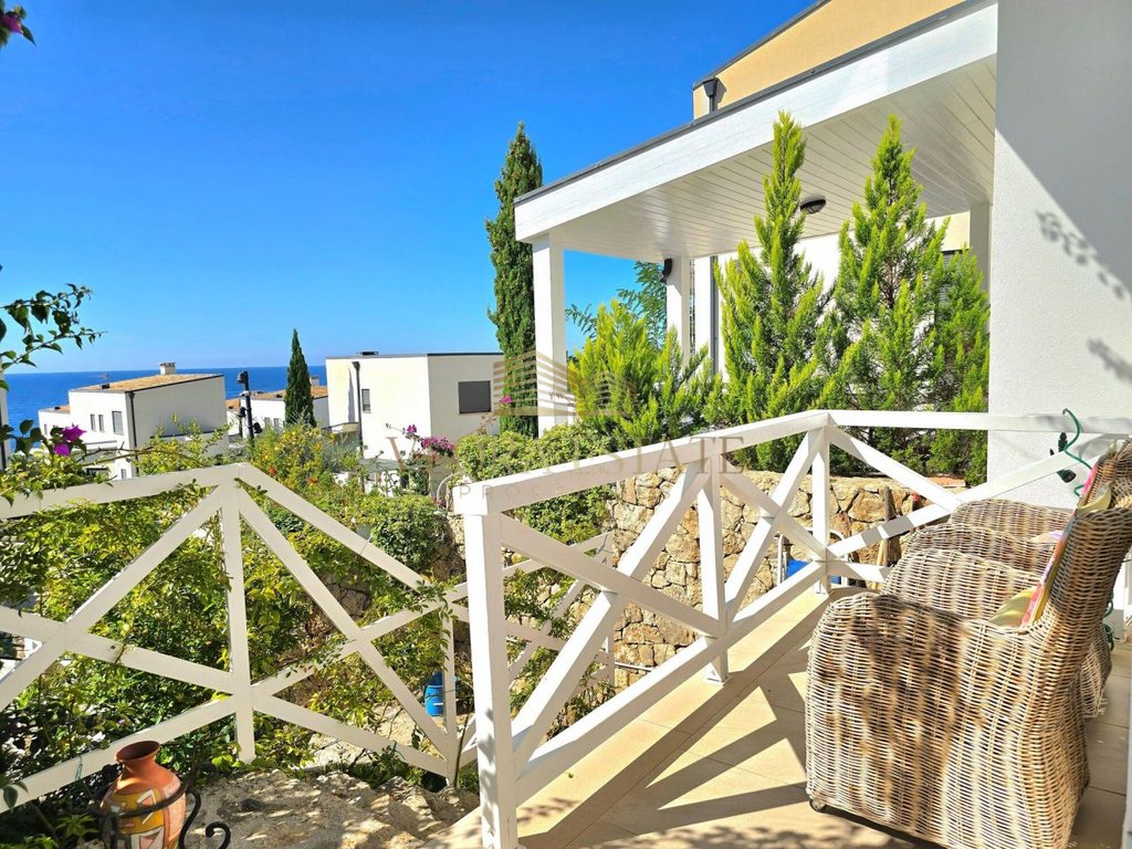 Vile per shitje ne dhermi, tek white rocks residences