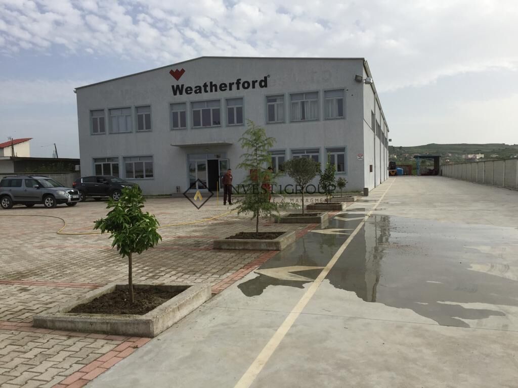 Revista de 3 pisos en Fier en venta