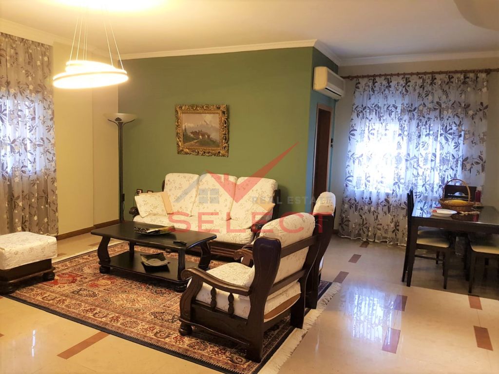 Apartament 4+2 për qira në shkollë e kuqe, Tiranë