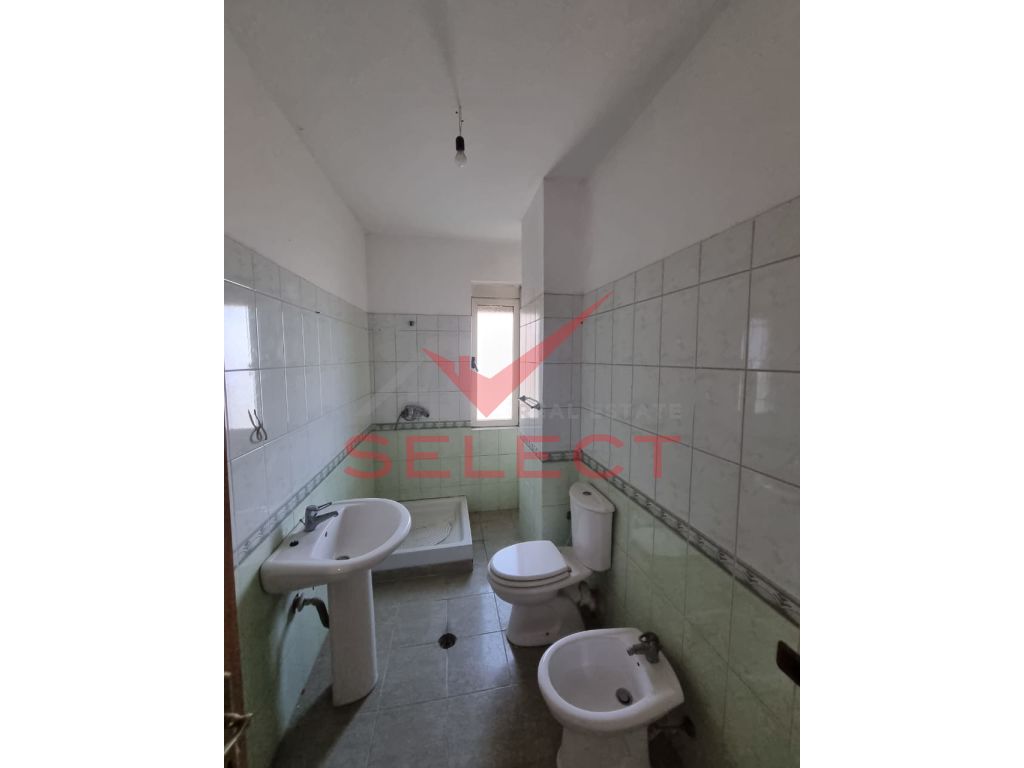 Shitet apartament 1+1