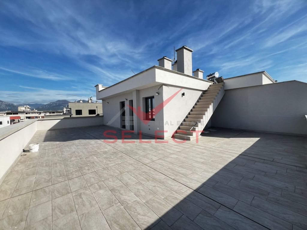 Ático 2+2 con gran veranda y terraza privada en astiri, Tirana