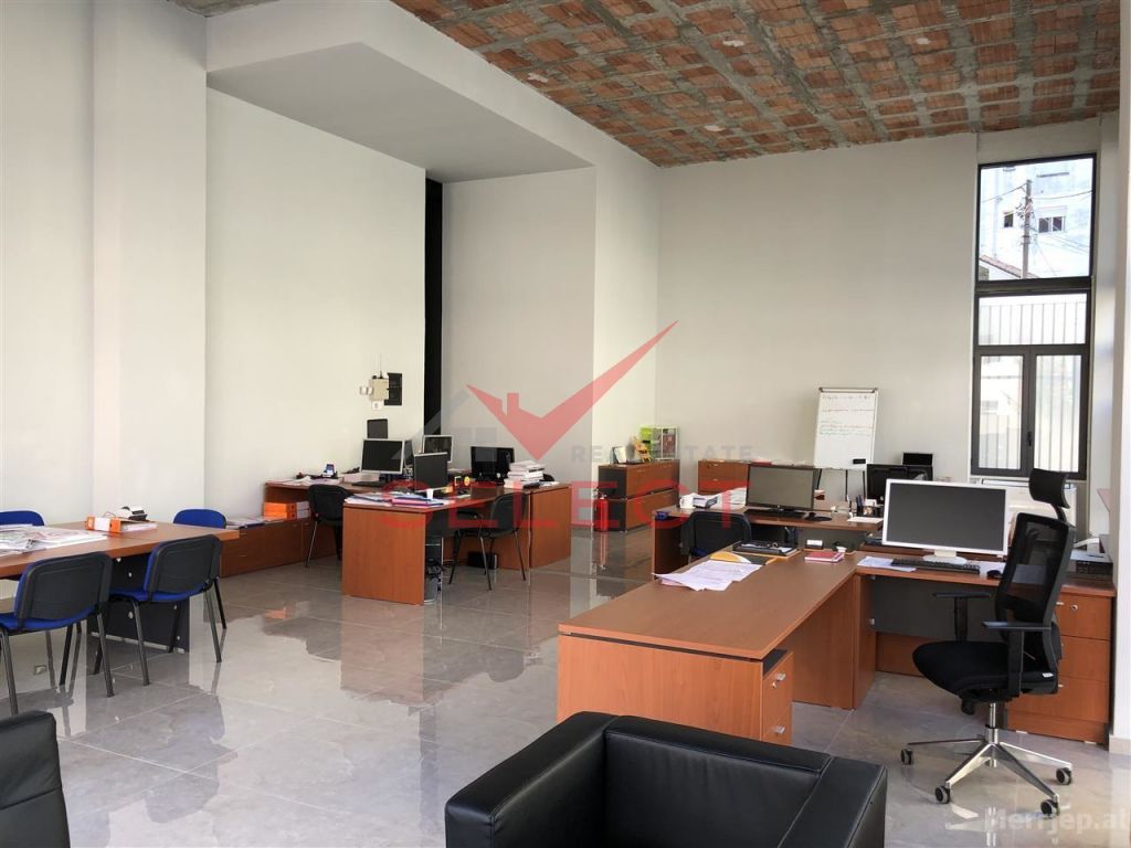 Spazio commerciale in vendita a selite
