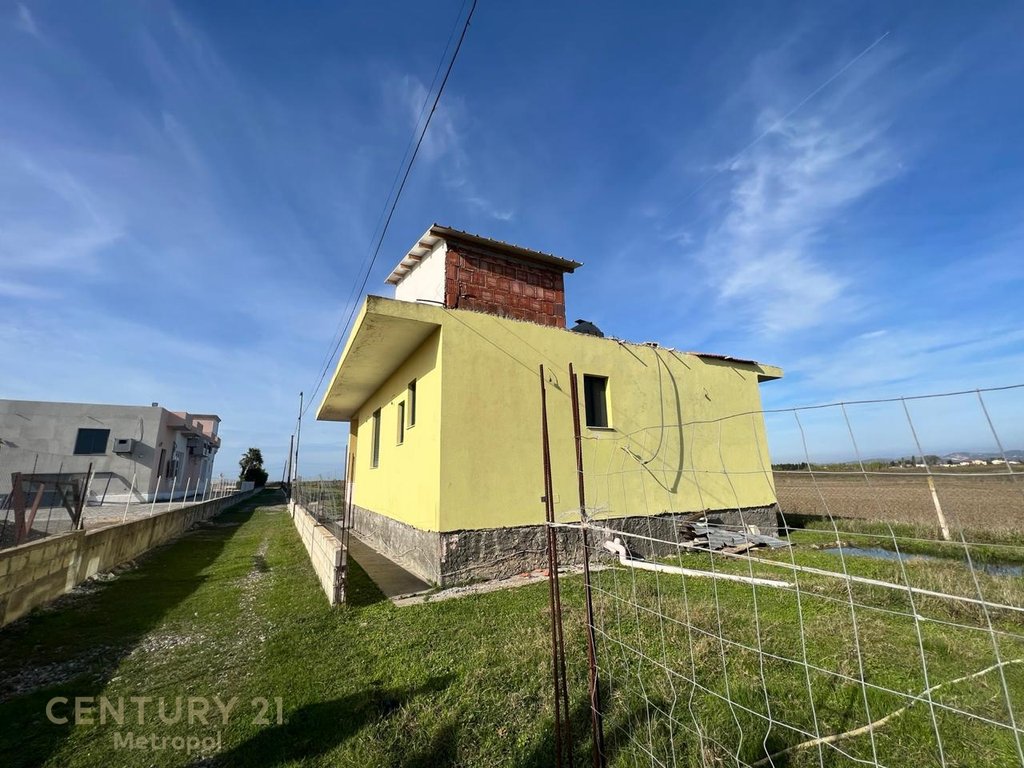 Casa privada en venta a solo 350 metros de la playa con 1,300 m² de terreno en karpen, Kavajë
