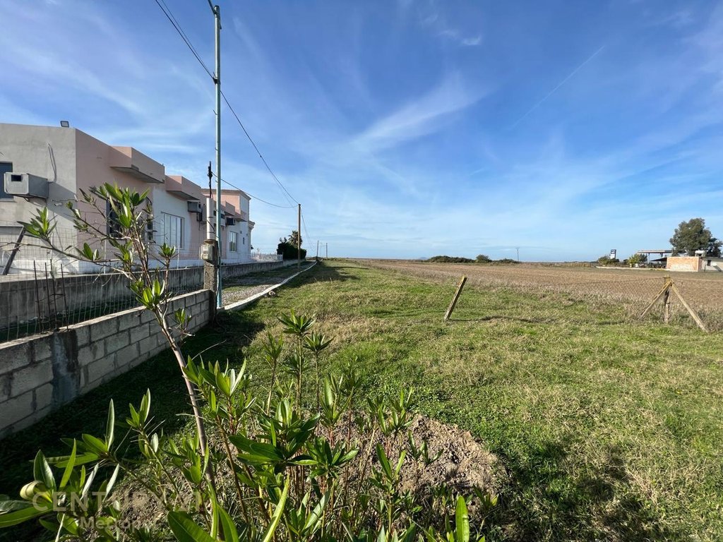 Casa privada en venta a solo 350 metros de la playa con 1,300 m² de terreno en karpen, Kavajë
