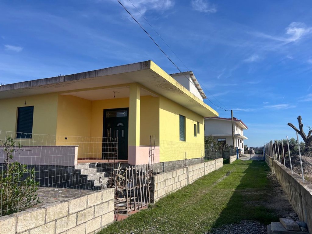 Casa privada en venta a solo 350 metros de la playa con 1,300 m² de terreno en karpen, Kavajë