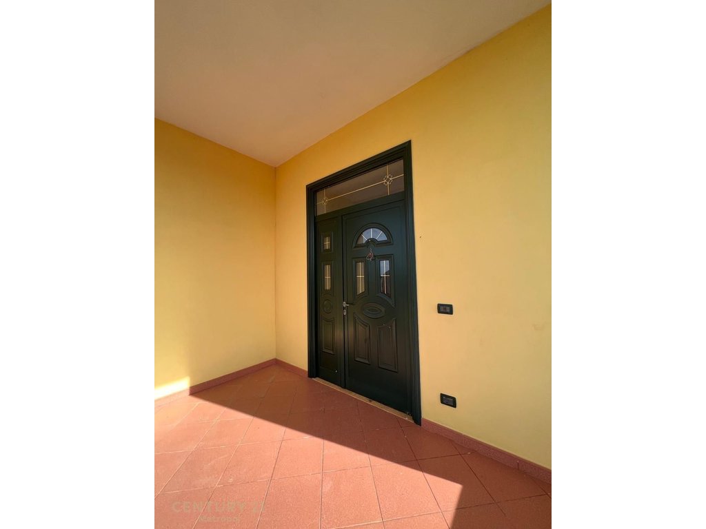 Casa privada en venta a solo 350 metros de la playa con 1,300 m² de terreno en karpen, Kavajë