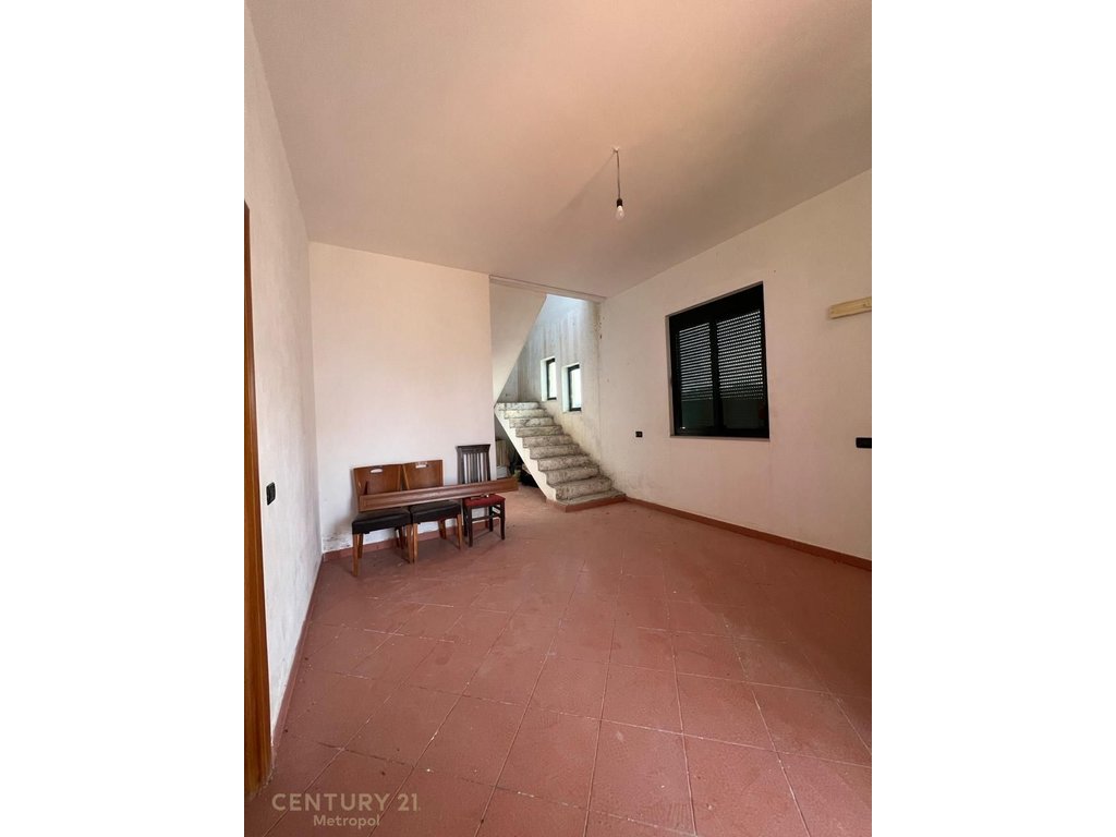 Casa privada en venta a solo 350 metros de la playa con 1,300 m² de terreno en karpen, Kavajë