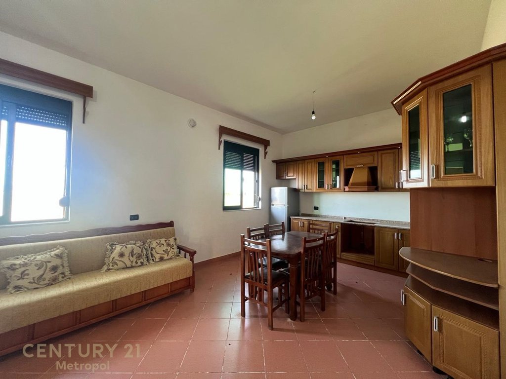 Casa privada en venta a solo 350 metros de la playa con 1,300 m² de terreno en karpen, Kavajë