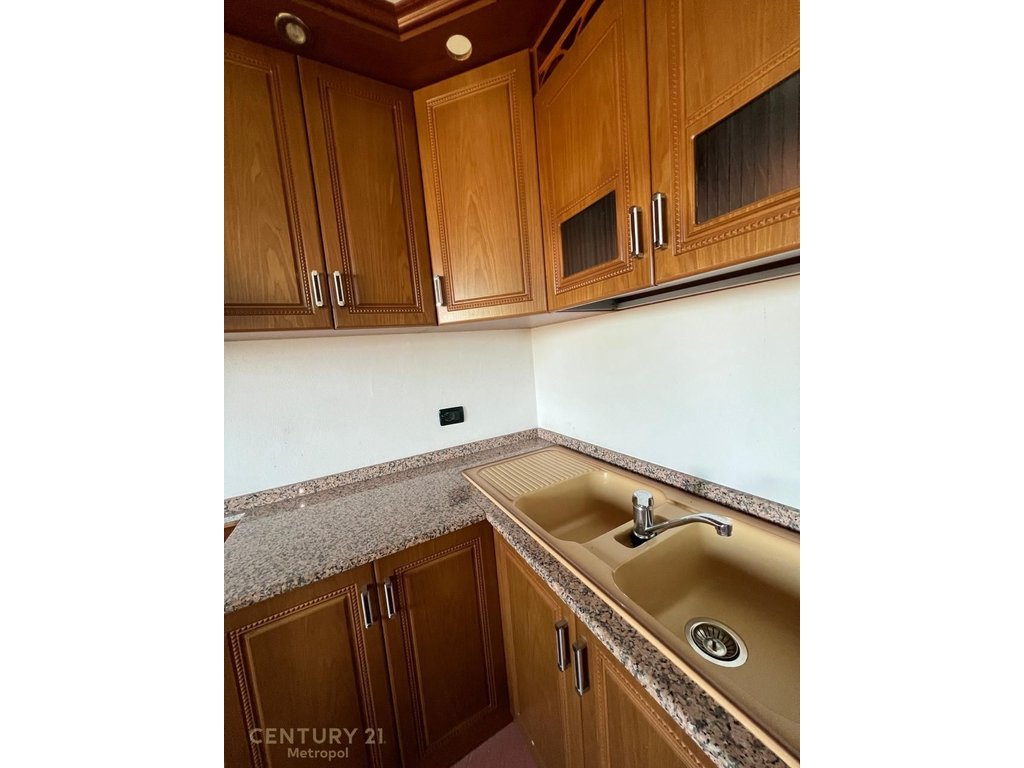 Casa privada en venta a solo 350 metros de la playa con 1,300 m² de terreno en karpen, Kavajë