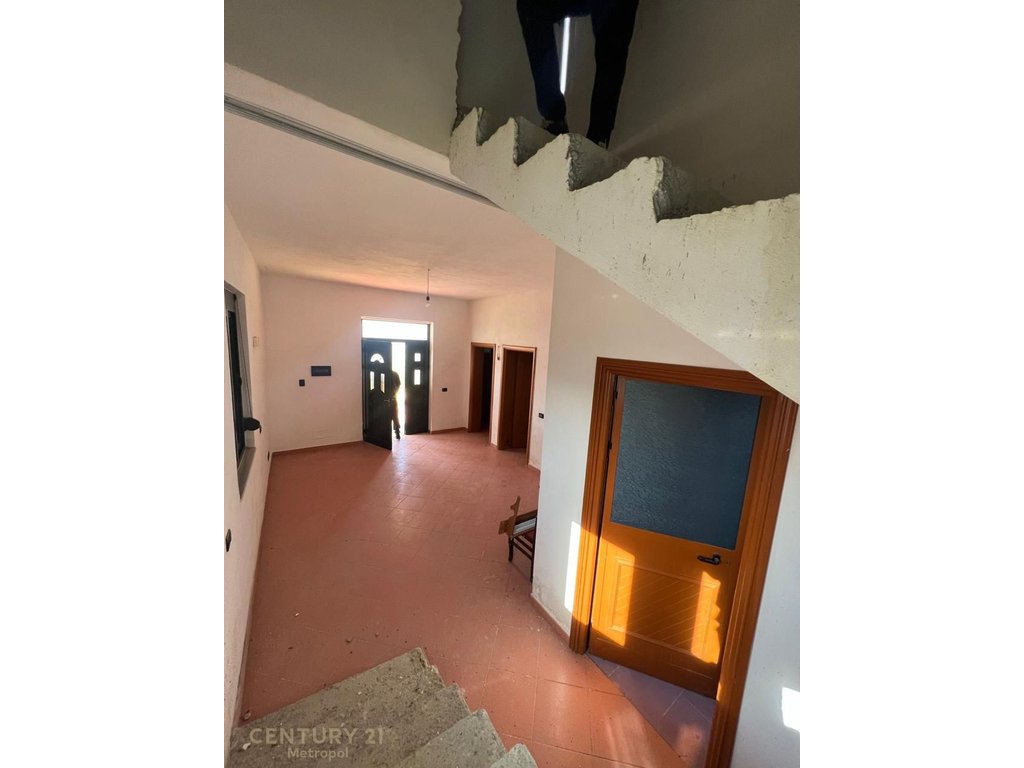Casa privada en venta a solo 350 metros de la playa con 1,300 m² de terreno en karpen, Kavajë