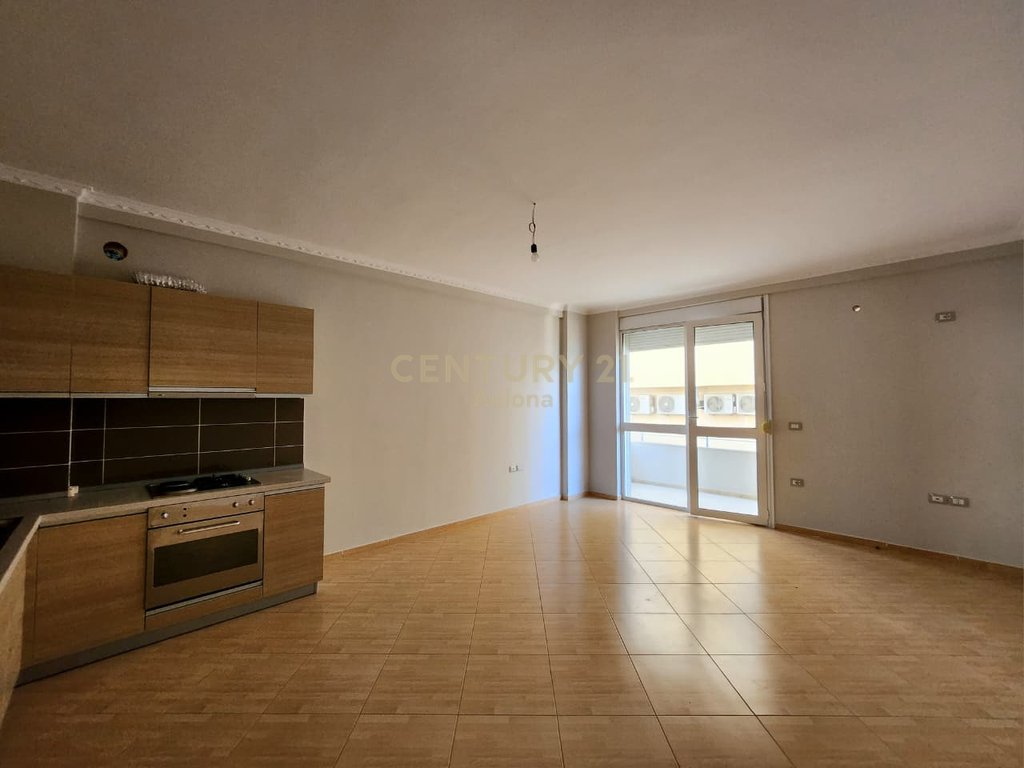 Uji i ftohte, shesim apartament 1+1