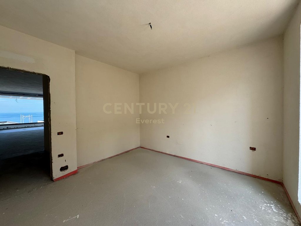 Uji i ftohte, shesim apartament 1+1