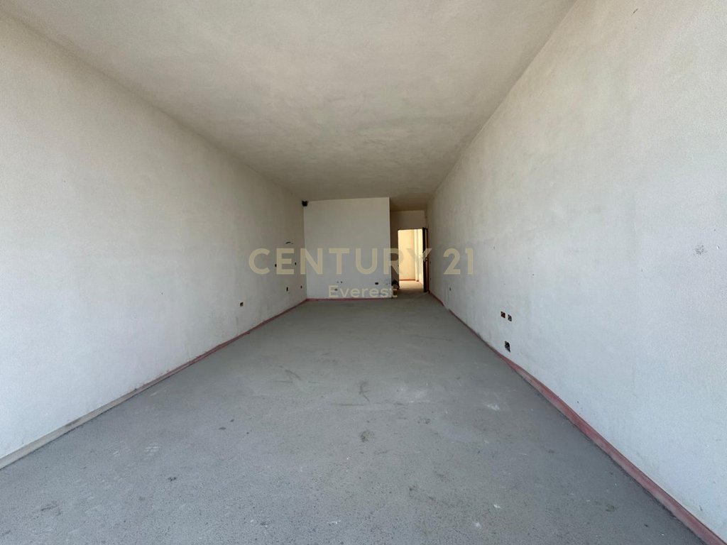 Uji i ftohte, shesim apartament 1+1
