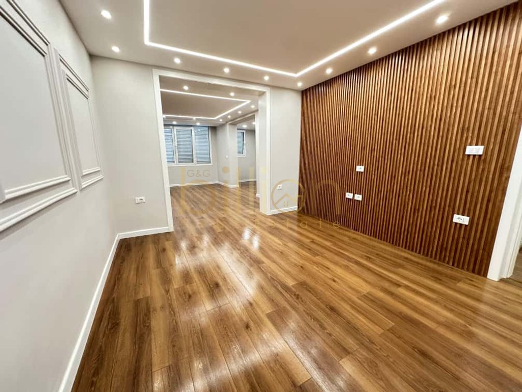 Apartamento 2+1 à venda na área de Blloku