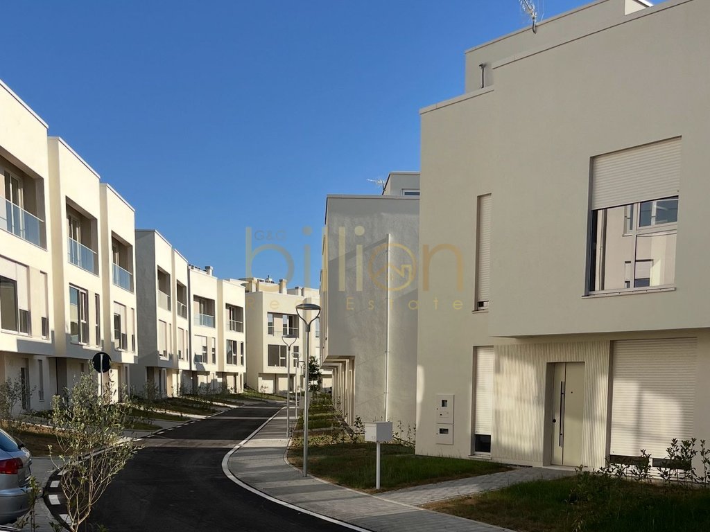 Maison à louer à la résidence 'Aba Villa' à farkë!