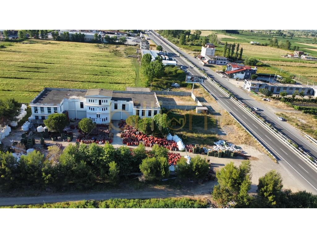Land und gebäude zum verkauf an der autobahn lezhe-Tirana!