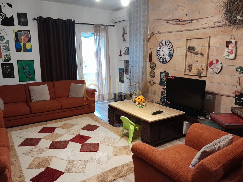 I përmbushur me qira, apartament 2+1 në komunën e parisit!