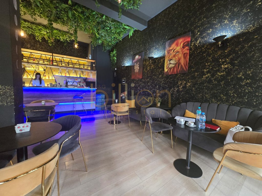 À vendre : Local d'activité activité 72,5 mètres carrés + 43 mètres carrés veranda en face!