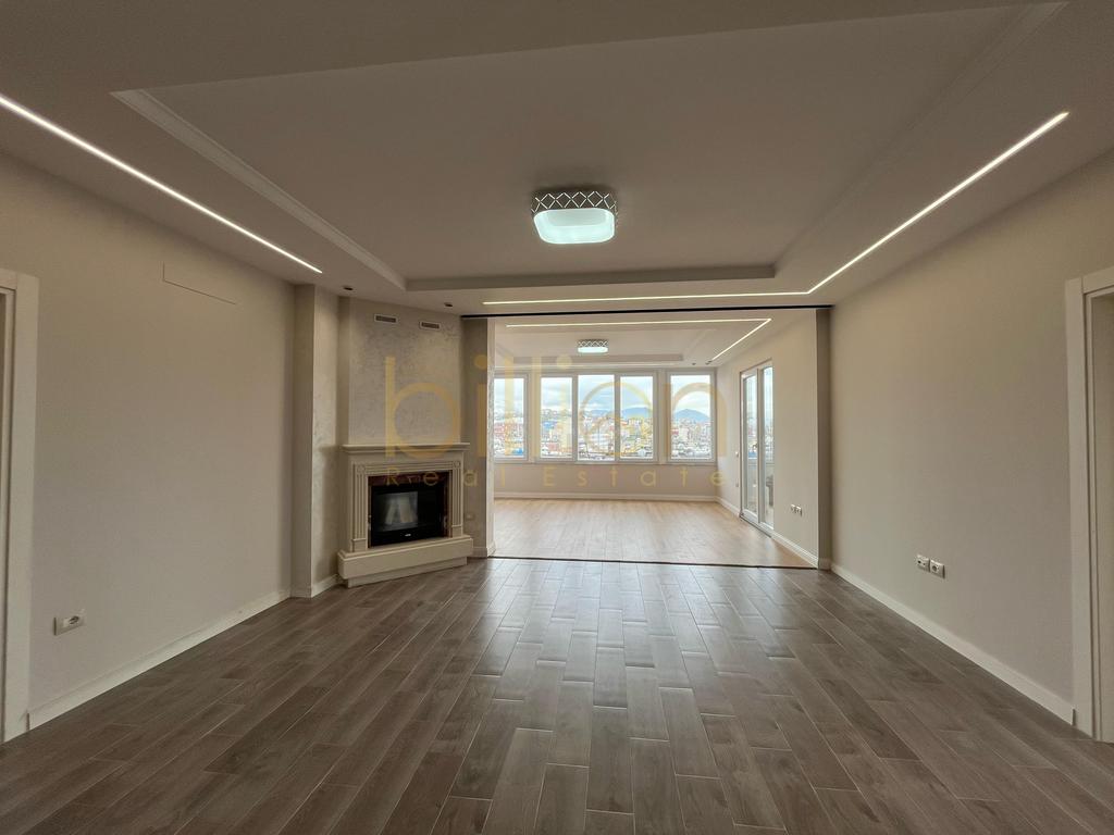 Shitet apartament 3+1+2 tek xhamlliku!