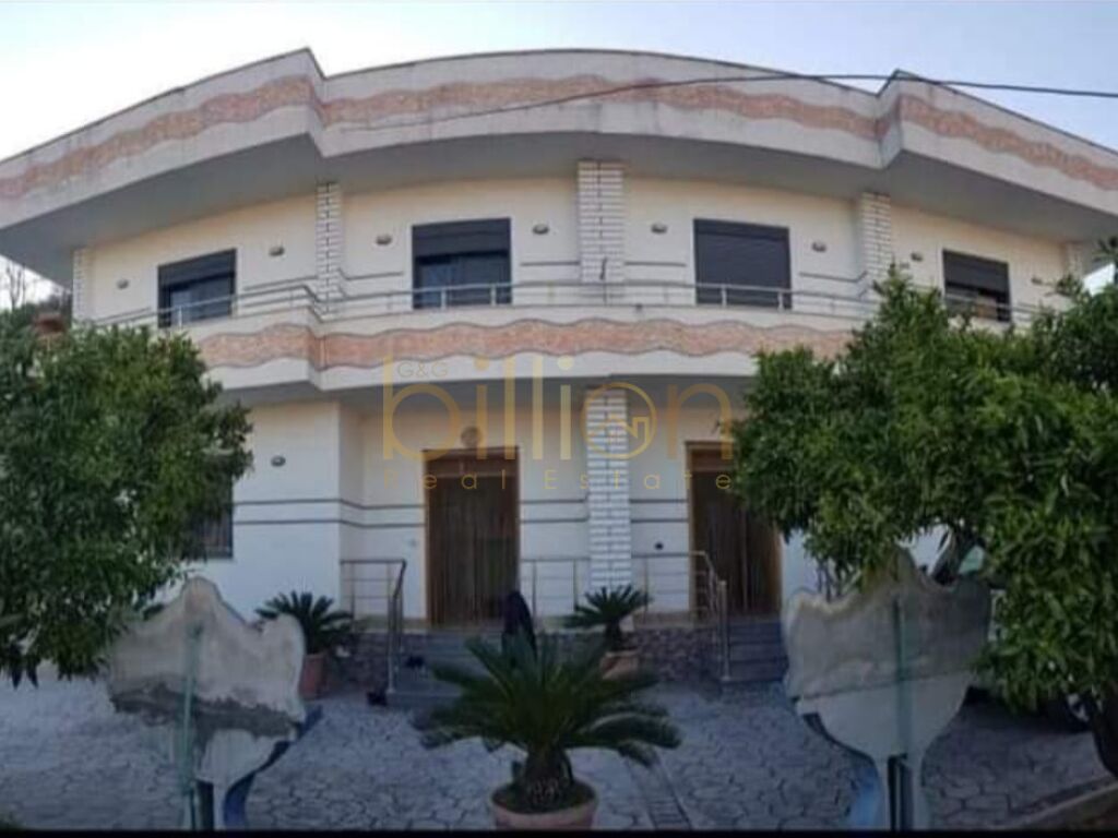 Në yrshek, vilë 2-katëshe për shitje