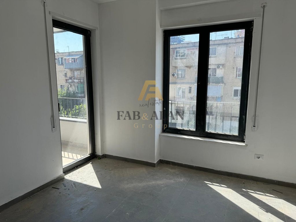 Tek bulevardi ri ambient biznesi per qera!