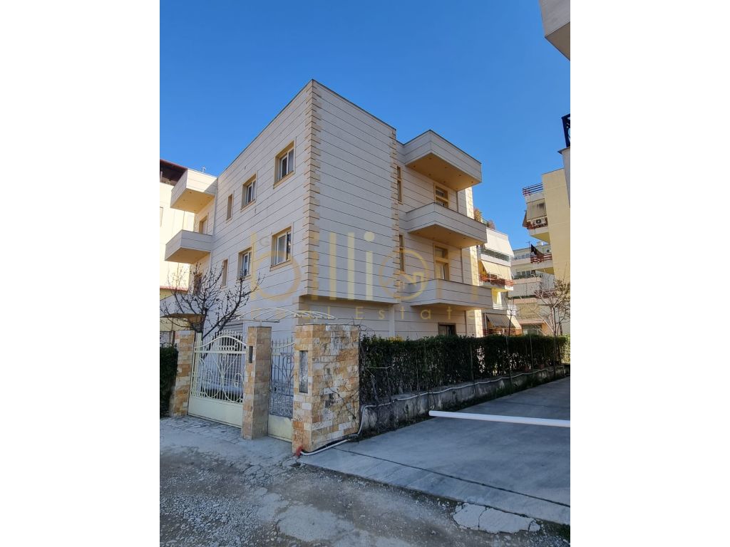 Vila de 3 andares espaçosa à venda!