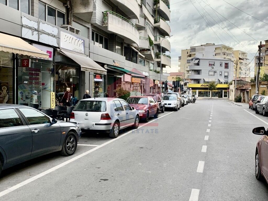 Appartement 1+1 (77,1 mètres carrés) à vendre - rr. 4 deshmoret, près du marché nouveau