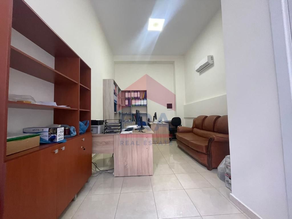 Ambiance pour bureau à louer 27 mètres carrés (330eur/mois) - près du 21 décembre, Tirana
