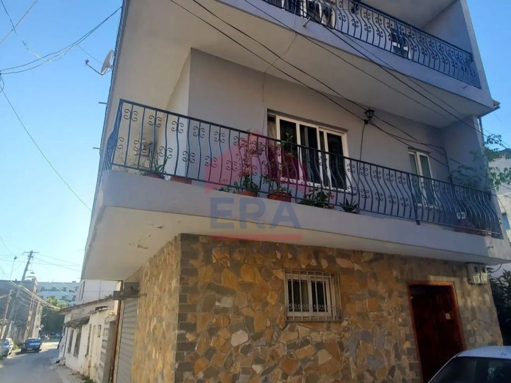Casa di 4 stanze in vendita (240 metri quadrati) - 120.000 eur - quartiere muradie, vlore