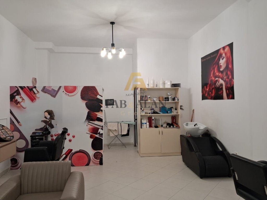 Ambiente commerciale in vendita!