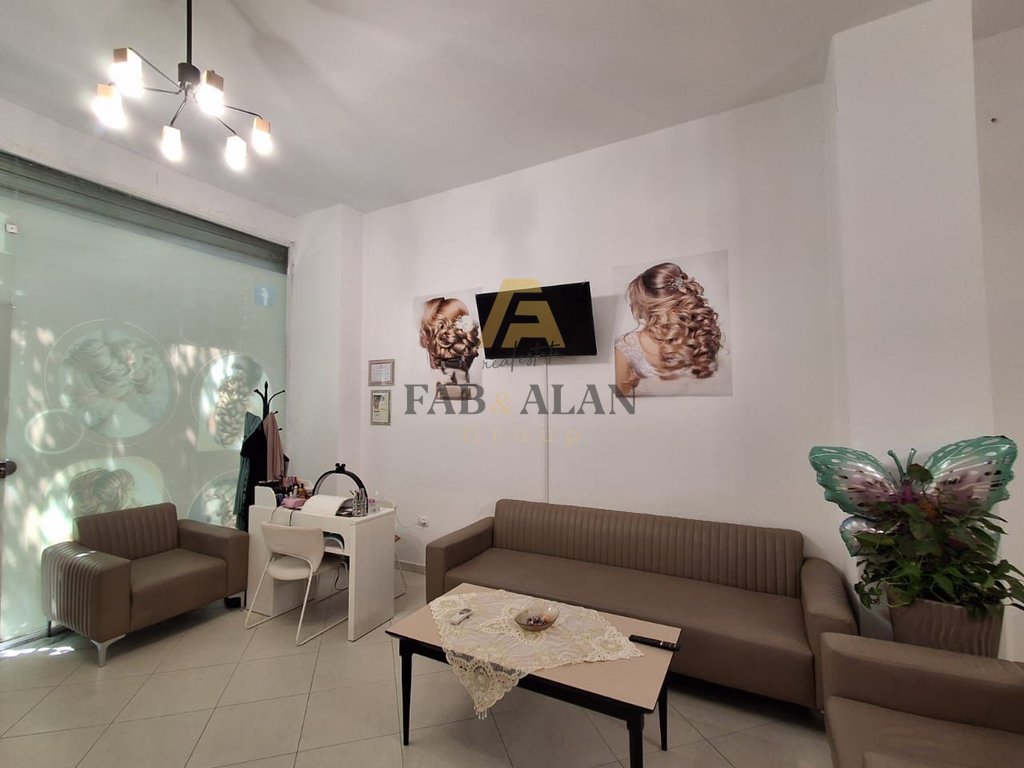 Ambiente commerciale in vendita!