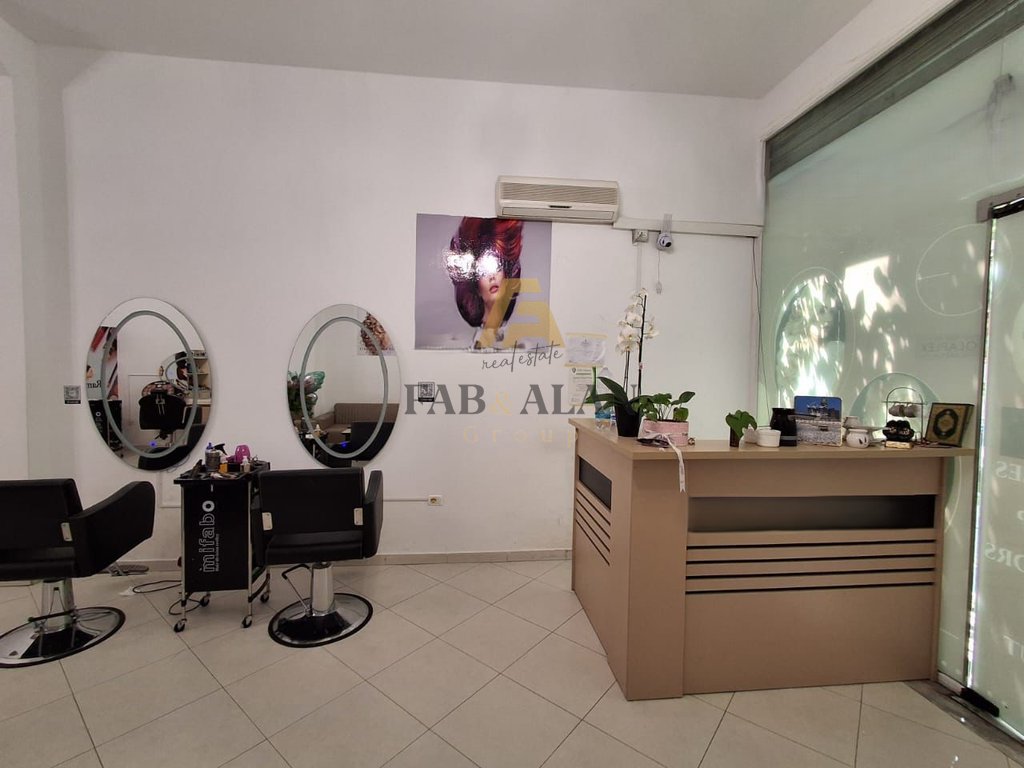 Ambiente commerciale in vendita!