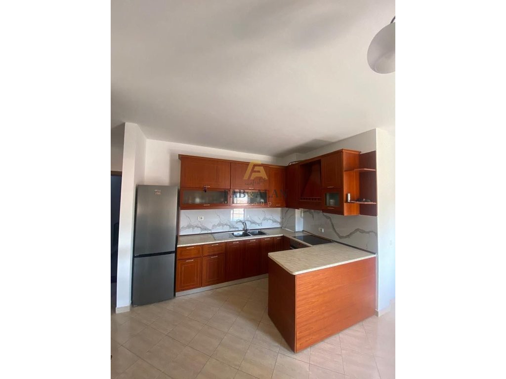 Prane kinostudios apartament 2+1+2 per qera!