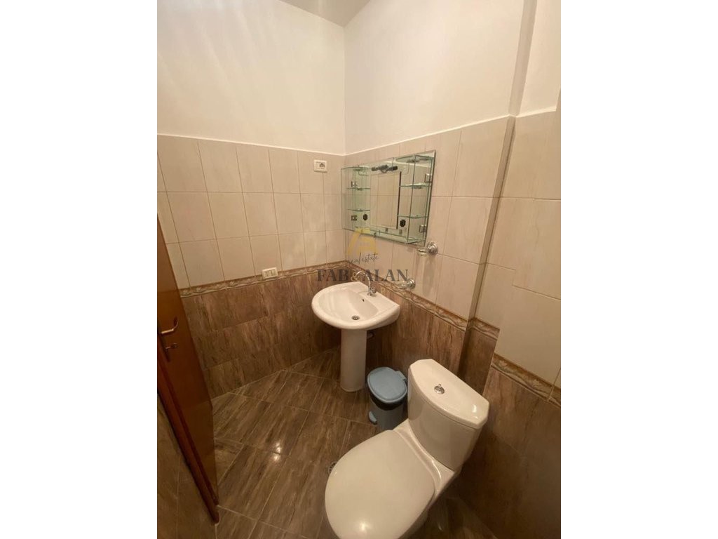 Prane kinostudios apartament 2+1+2 per qera!