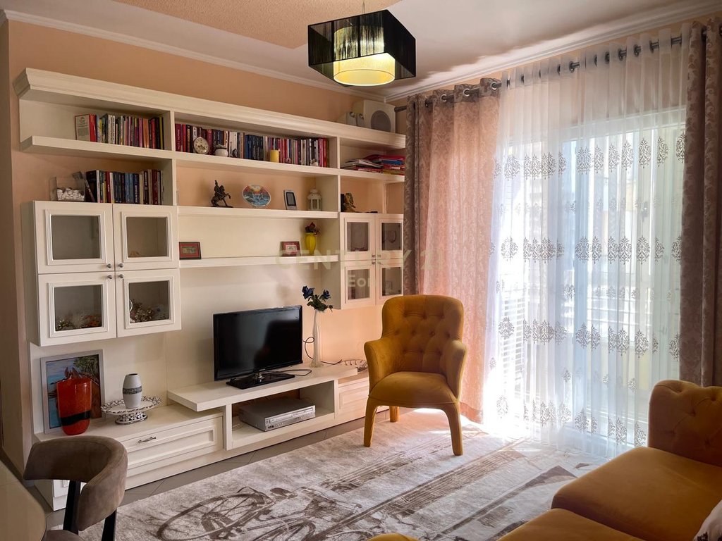 Appartamento 1+1 + veranda in affitto nel quartiere n.6, Durrës!