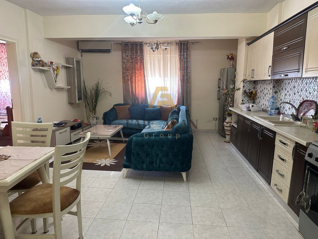 Ne laprake tek pallatet e arabit apartament 2+1 per shitje!