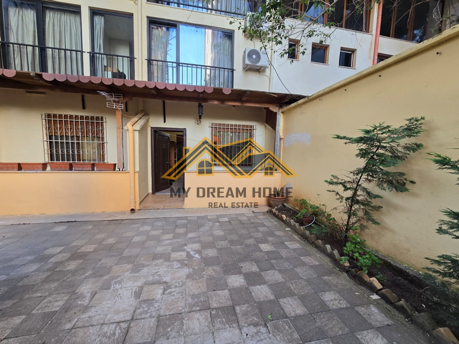 Studio avec cour – Shkëmbi i kavajës, deuxième ligne à la mer | my dream home real estate - albanie