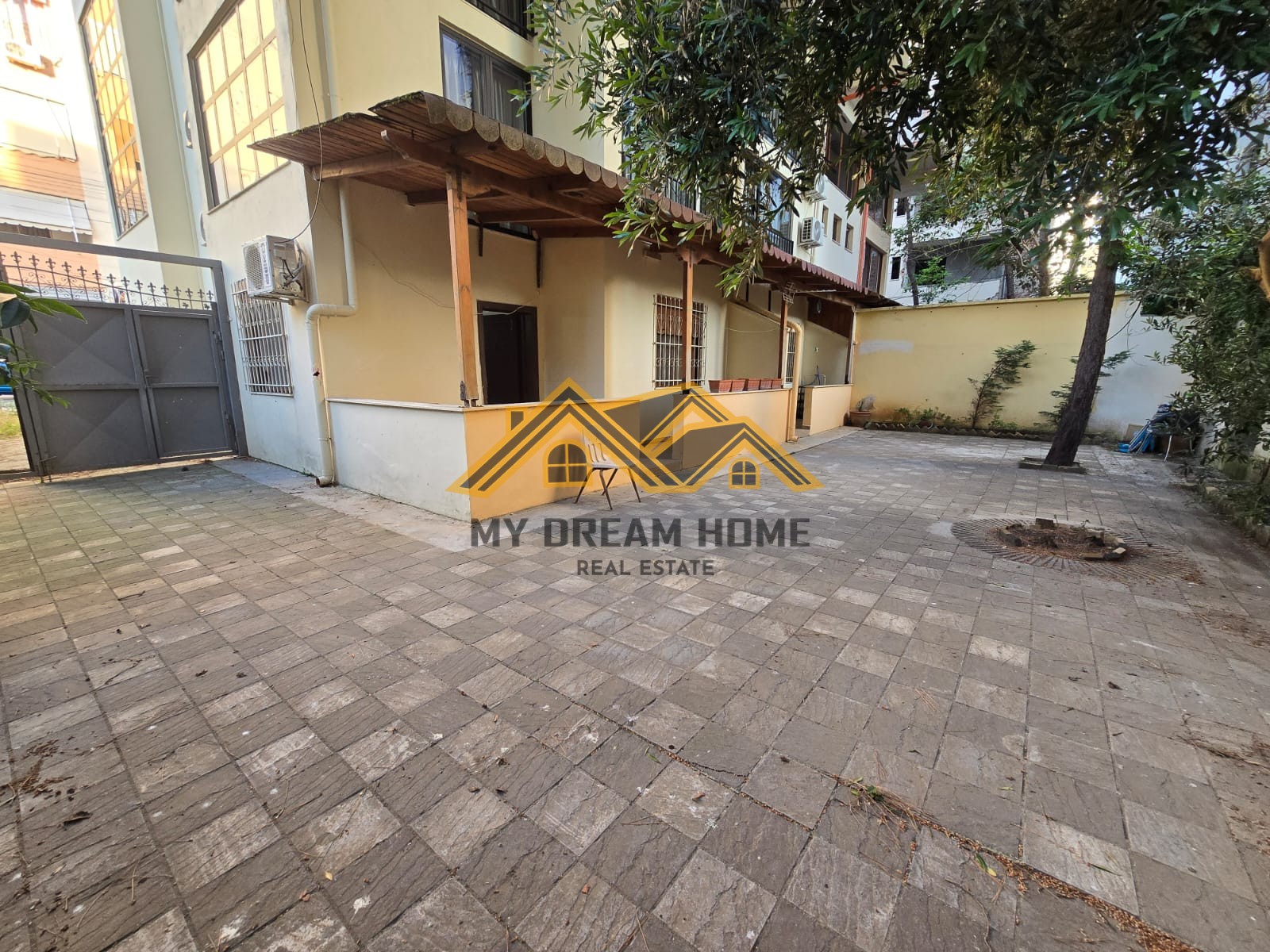 Appartement 1+1 avec cour – Shkëmbi i kavajës, vije e dyte avec la mer | my dream home real estate - albanie