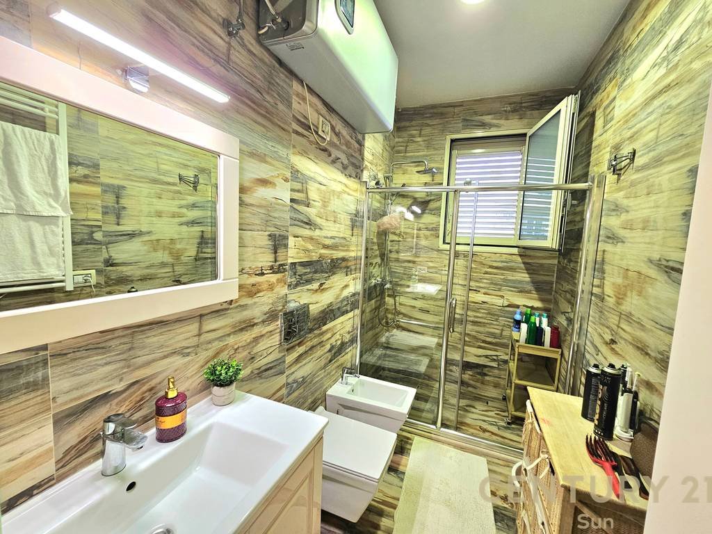 Penthouse zum verkauf in der nähe des Tirana-sees.