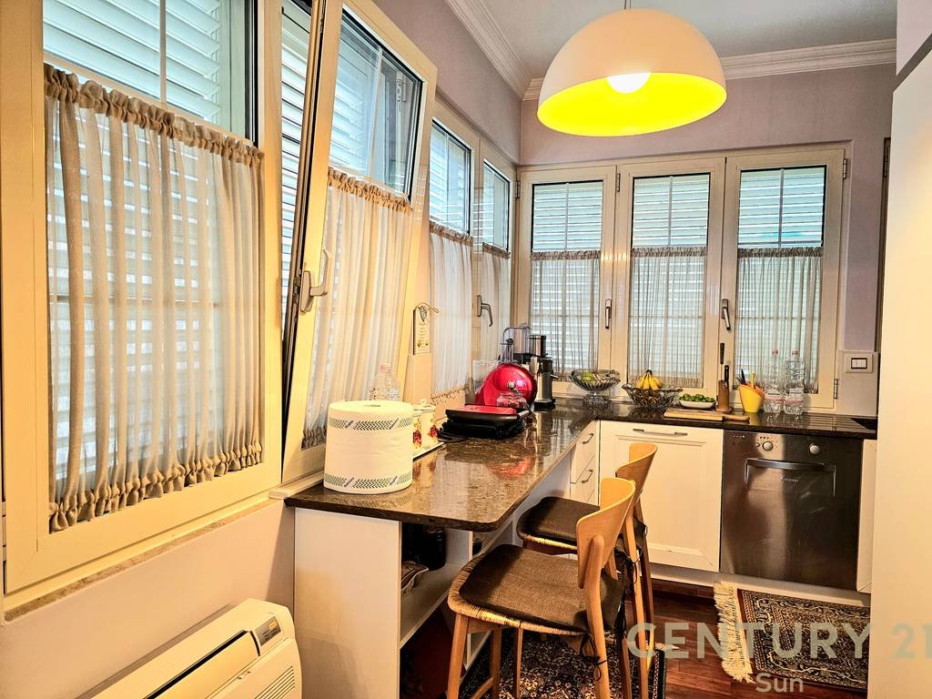 Penthouse zum verkauf in der nähe des Tirana-sees.