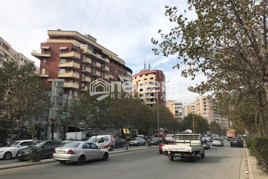 Vendita/affitto magazzino di 2500 metri quadrati ad Astir #conipoteca