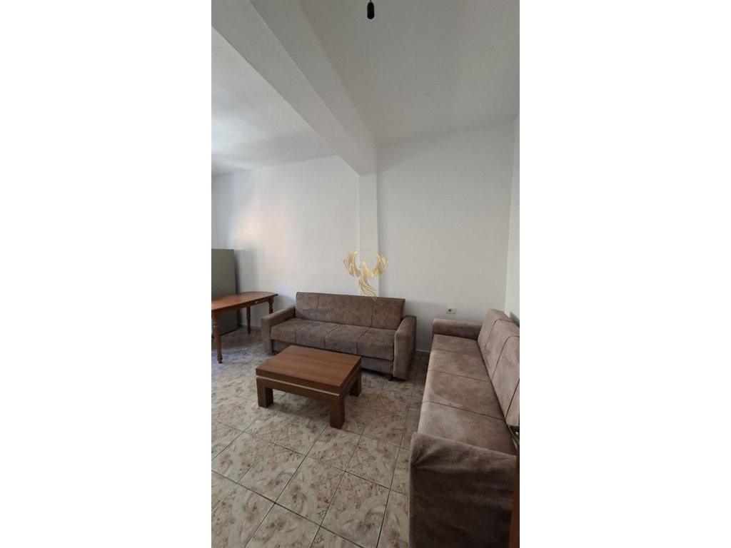 Jepet me qera apartament 1+1 ne katin e 2 te nje vile