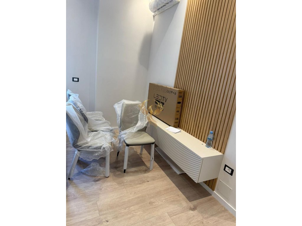 Para alugar, apartamento 1+1 não mobiliado em pare rruga dibres