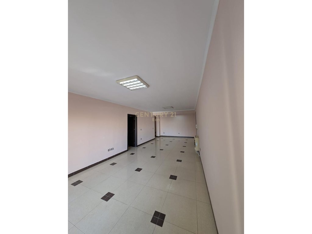 Hapësirë multifunksionale me qira tek poliklinika, Durrës !