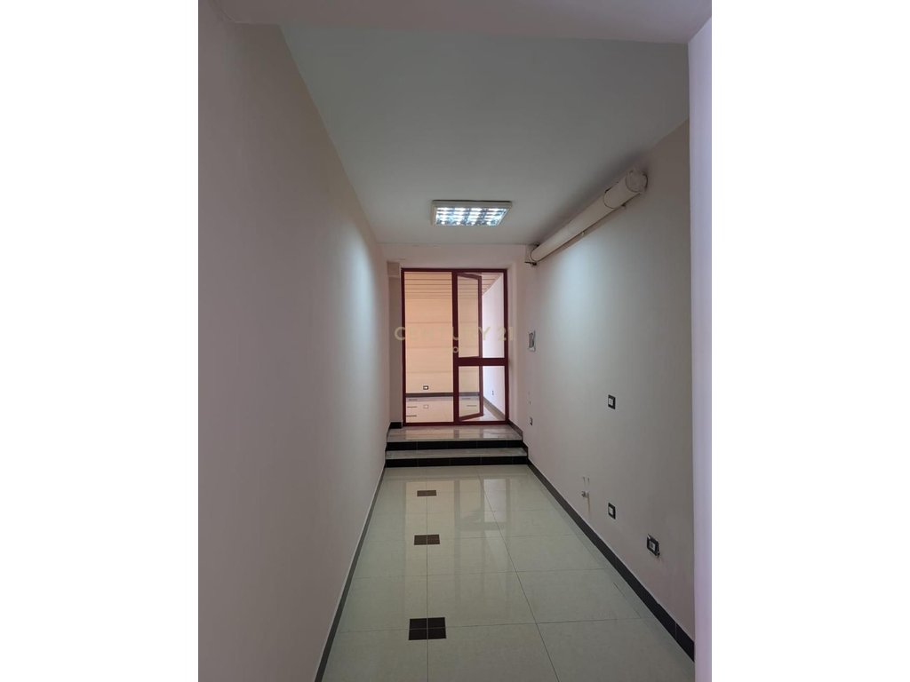 Hapësirë multifunksionale me qira tek poliklinika, Durrës !