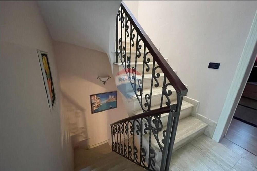 Villa à vendre, 3 étages à qerret (Kavajë) ! (8)